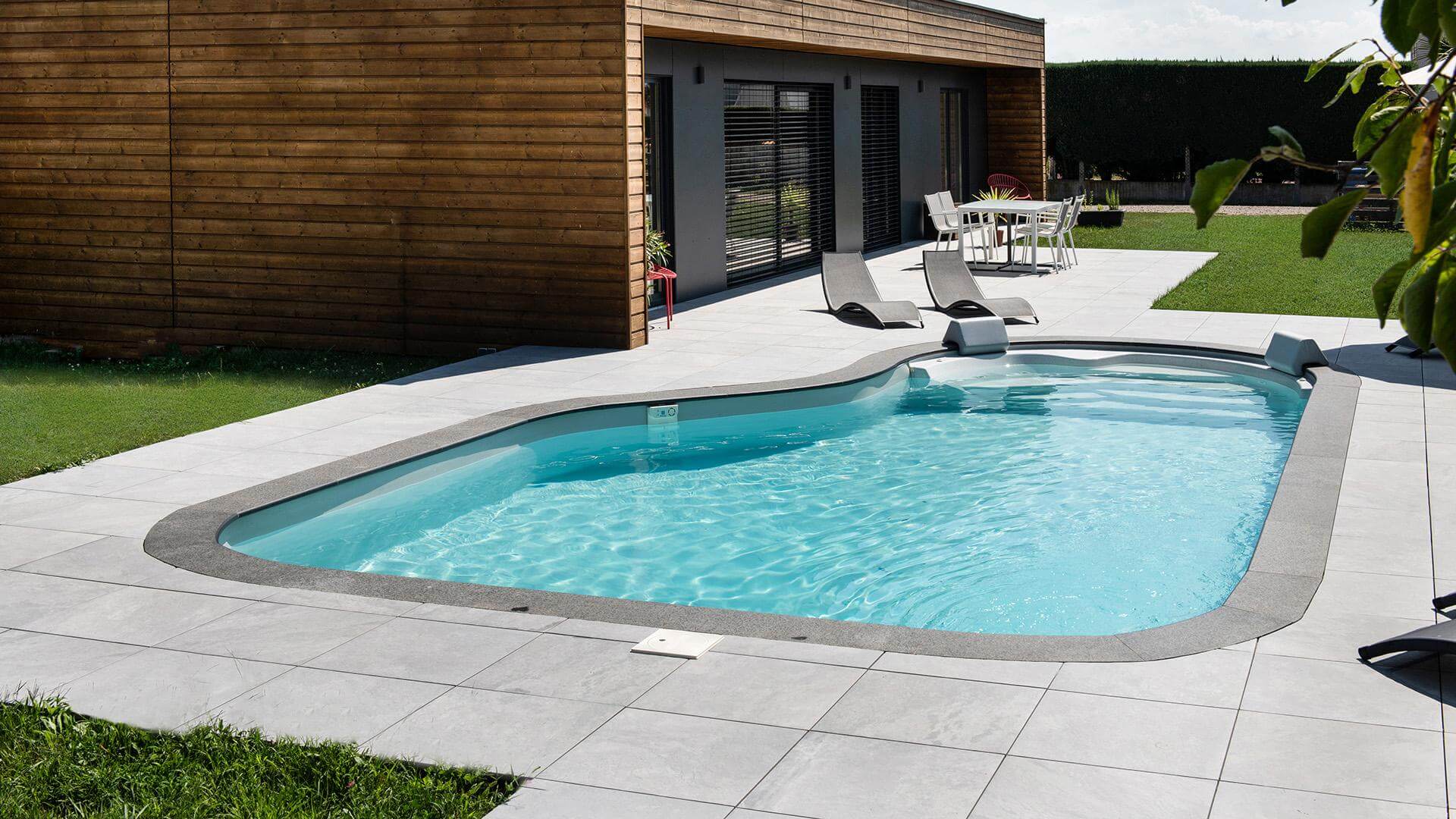 Cléa pool – a free-form design with flowing lines | Waterair Swimming Pools