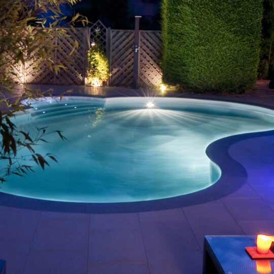 ÉCLAIRAGE Piscine – 56 idées et conseils pour la sublimer  Led pool  lighting, Swimming pool lights, Led lighting bedroom