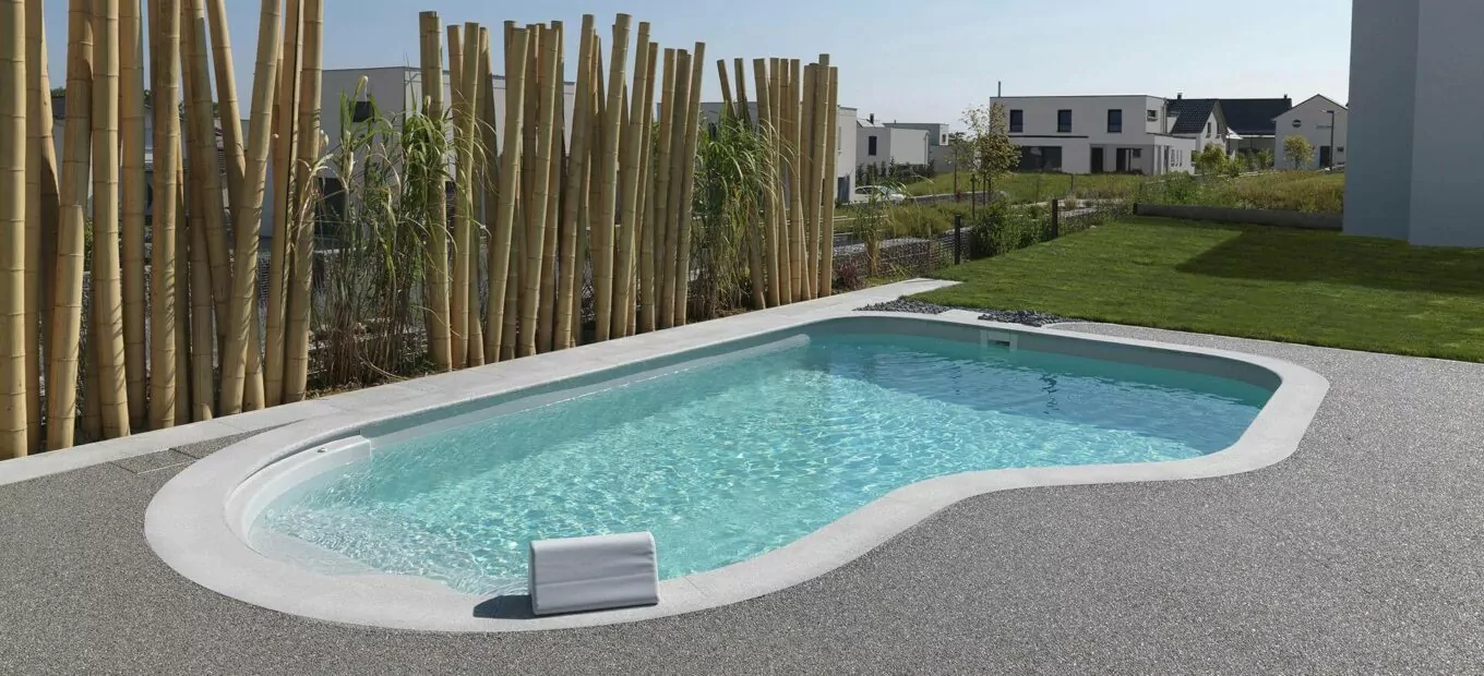 Piscine de forme libre cléa