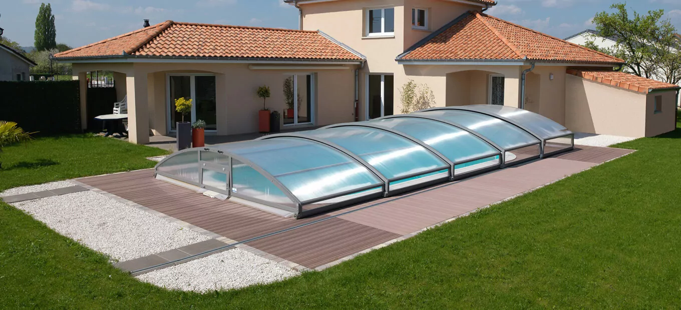 Piscine Waterair et son abris télescopique devant une maison au style provençale