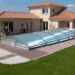 Piscine Waterair et son abris télescopique devant une maison au style provençale