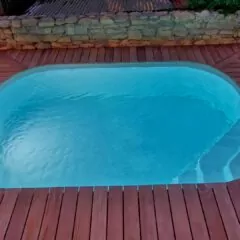 kleiner Pool mit integrierter Treppe