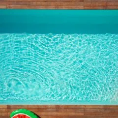 piscina rettangolare con scala ad angolo