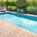 Piscina rettangolare con scale comode